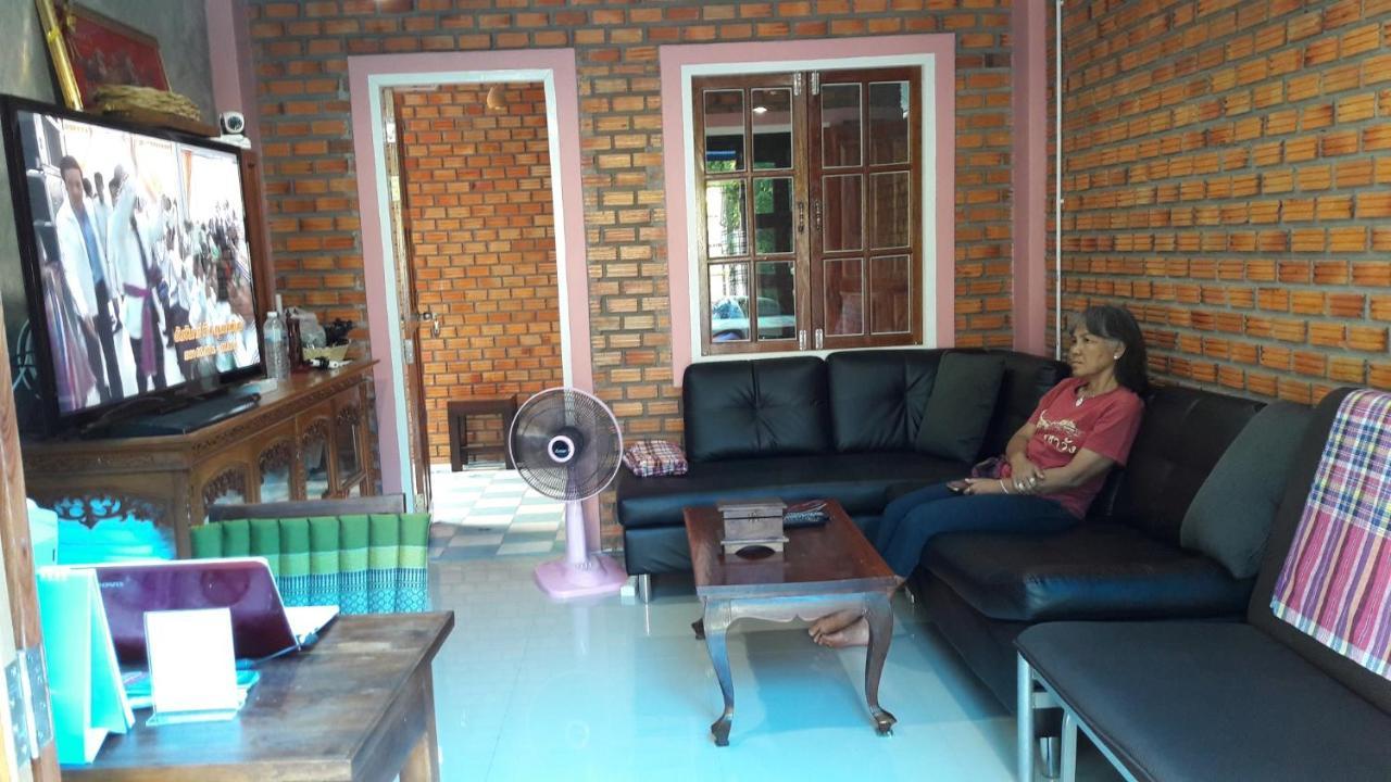 Sun Smile Hostel Ubon Ratchathani Exterior photo